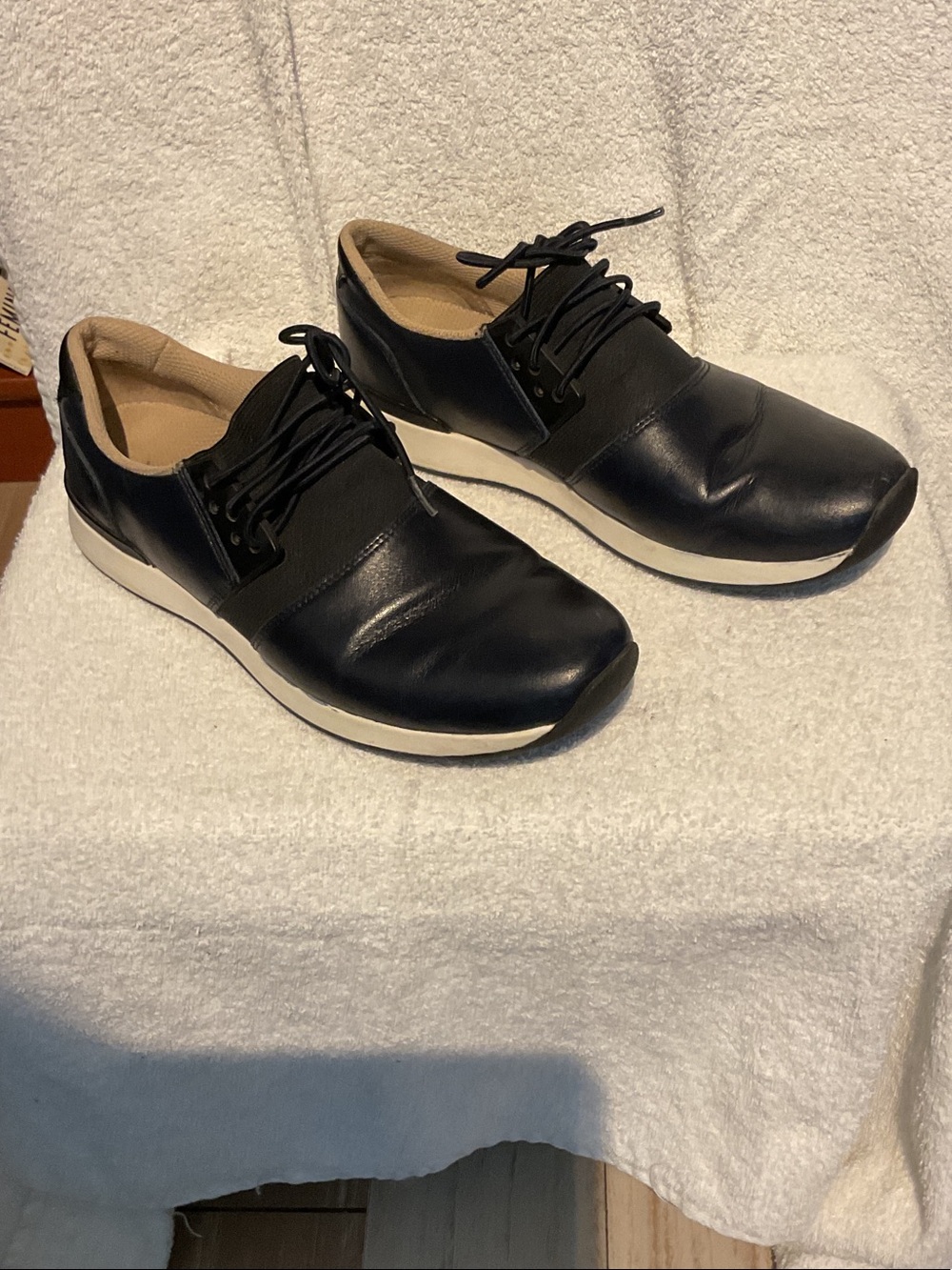 G028. Vionic Women's Navy with Black Elastic Sneakers with White Sole